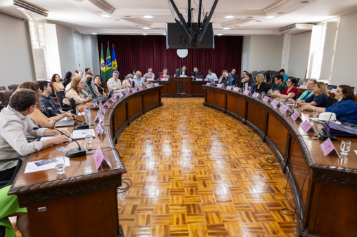 Imagem: Foto geral da sala do Conselho Universitário com vista dos conselheiros sentados