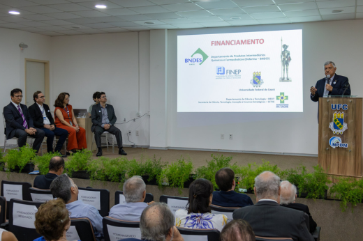 Prof. Odorico falando no púlpito para o auditório com pessoas sentadas na cadeira