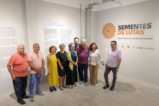 Imagem: foto posada do ex-ministro José Dirceu em visita à exposição no Espaço cultural Bergson Gurjão Farias