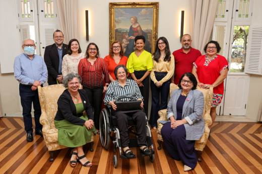 Imagem: Foto posada dos participantes da reunião com a ativista Maria da Penha no Salão Dourado da Reitoria da UFC