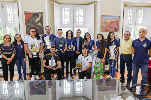 Imagem: foto posada do reitor Custódio Almeida com os dirigentes da Secretaria de Esportes da UFC e com os atletas da Universidade