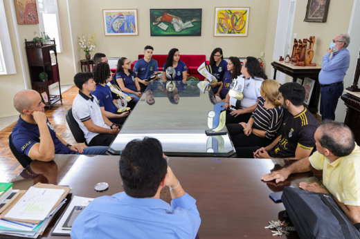 Imagem: Foto da mesa de reunião do reitor Custódio Almeida com os atletas da UFC e os dirigentes da Secretaria de 