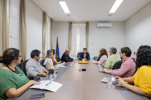 Imagem: Foto da mesa de reunião entre os dirigentes da UFC e da SECULTFOR