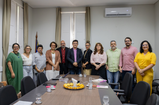 Imagem: Foto posada do reitor Custódio Almeida, da secretária municipal de Cultura de Fortaleza, Helena Barbosa, e os gestores e as equipes técnicas da Pró-Reitoria de Cultura da UFC e da SECULTFOR