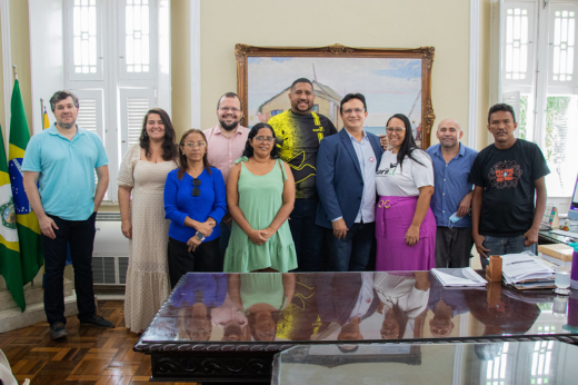 Imagem: Foto posada do reitor Custódio Almeida com representantes da comunidade do Poço da Draga