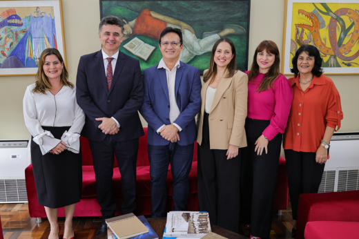 Imagem: Foto posada do reitor Custódio Almeida com os dirigentes da Escola Superior do Ministério Público