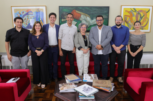 Imagem: Foto posada da vice-reitora Diana Azevedo com a equipe da COESD