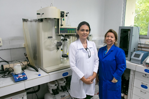 Imagem: Pesquisadores posam para foto em laboratório