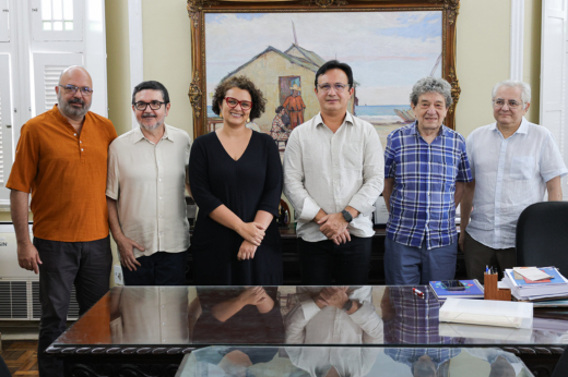 Imagem: Foto posada do reitor Custódio Almeida, do arquiteto Fausto Nilo e demais autoridades universitárias presentes à reunião