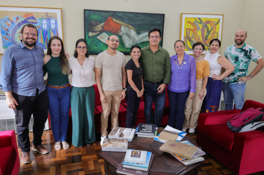 Pessoas reunidas posando para a foto no gabinete da Reitoria