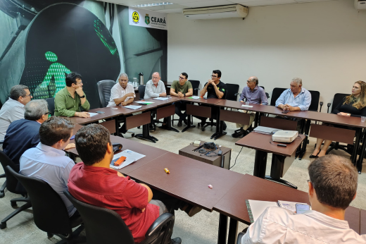 Imagem: Foto panorâmica da mesa de reunião do Detran-CE em formato de "U"