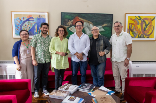 Imagem: Foto posada do reitor Custódio Almeida com a secretária Luisa Cela e membros da Academia Cearense de Teatro