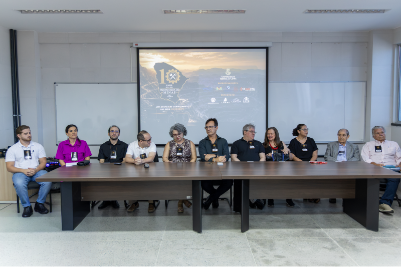 Imagem: integrantes da mesa de abertura do evento de comemoração pelos dez anos do curso de Engenharia de Minas da UFC