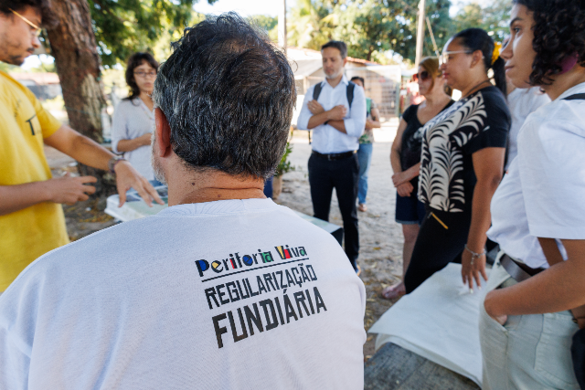 Imagem: pessoa usando camisa com os dizeres Regularização Fundiária