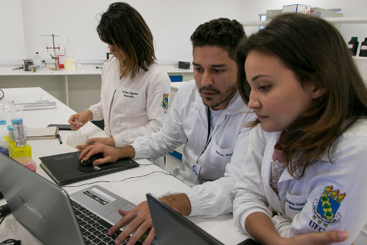 Imagem: equipe de pesquisadores da UFC trabalhando em laboratório