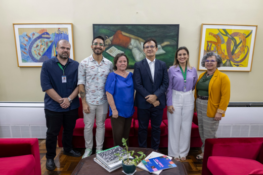 Imagem: Foto posada do reitor Custódio Almeida e da vice-reitora Diana Azevedo com os dirigentes da CCV e da FCPC