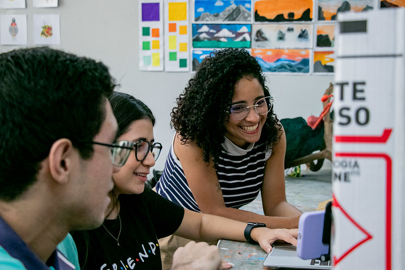 Imagem: estudantes em laboratório de informática