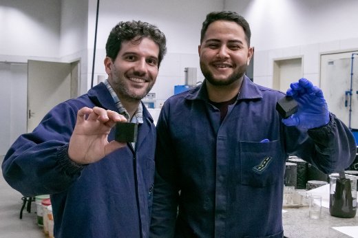 Imagem: Pesquisadores que desenvolveram o cimento verde (Foto: Guilherme Silva)