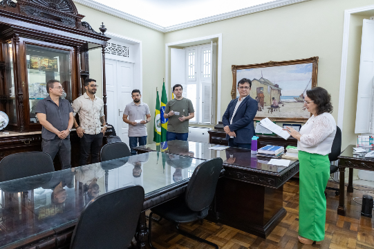 Reitor Custódio Almeida e servidores que tomaram posse (Foto: Gladson Caldas)