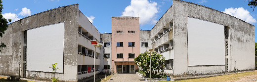 Imagem: Foto panorâmica da residência universitária do Pici, prédio de três andares em formato de U (foto: Ribamar Neto/UFC Informa)