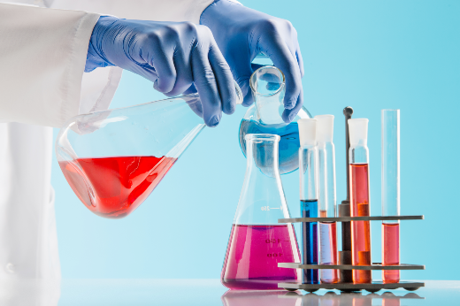 Imagem: experimentos químicos em laboratório