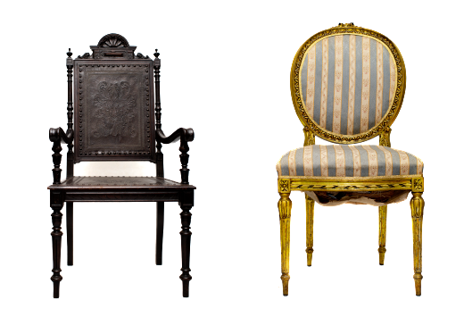 Imagem: duas cadeiras, uma de madeira escura e outra dourada com estampa, em fundo branco