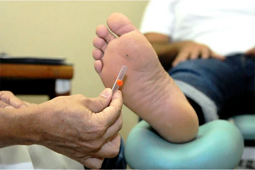 Imagem: pé diabético sendo examinado