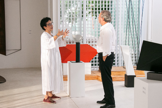 Imagem: reitor e Dodora Guimarães conversam em salão