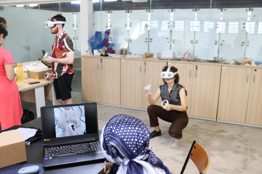 Imagem: estudantes utilizam óculos de realidade virtual