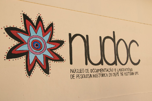 Imagem: parede com pintura da logomarca do NUDOC 
