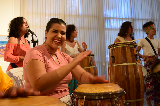 Imagem: O grupo de música percussiva Acadêmicos da Casa Caiada, projeto de extensão coordenado pela regente e professora Catherine Furtado dos Santos, é um dos destaques da programação (Foto: Rômulo Santos)