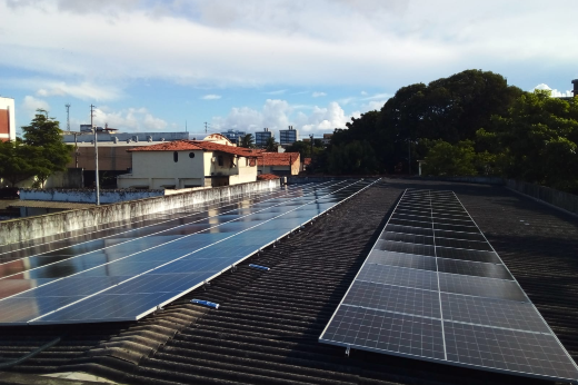Imagem: placas fotovoltaicas em cima de telhado