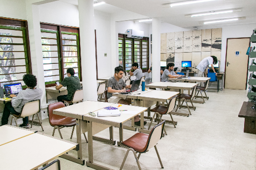 Imagem: estudantes em sala de estudo da Biblioteca da Arquitetura