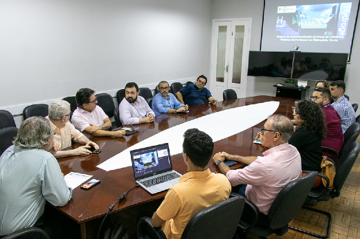 Imagem: O encontro, na Reitoria, reuniu UFC, CAGECE, SINDIÔNIBUS e Prefeitura de Fortaleza (Foto: Viktor Braga/UFC)