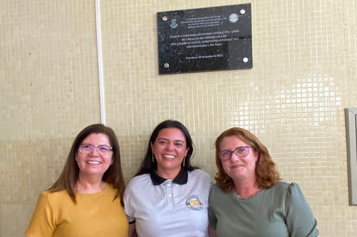 Imagem: Professoras Sônia Oliveira, diretora do CCA; Rosilene Mesquita, coordenadora do PPGAF; e Cândida Bertinie, vice-coordenadora do programa (Foto: Acervo CCA)