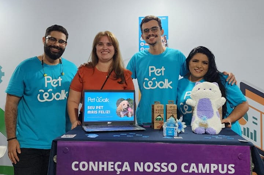 Imagem: Equipe PetWalk, ao lado da Profª Andréia Libório (de camiseta laranja), diretora do Campus de Quixadá (Foto: acervo do Campus)