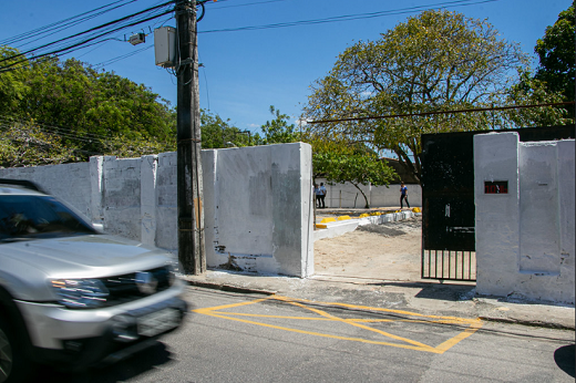 Imagem: O novo estacionamento no Campus do Porangabuçu tem 1.052 metros quadrados e capacidade para até 35 veículos (Foto: Ribamar Neto/UFC)