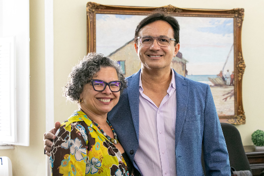 Imagem: Profª Diana Azevedo e Prof. Custódio Almeida no gabinete do reitor