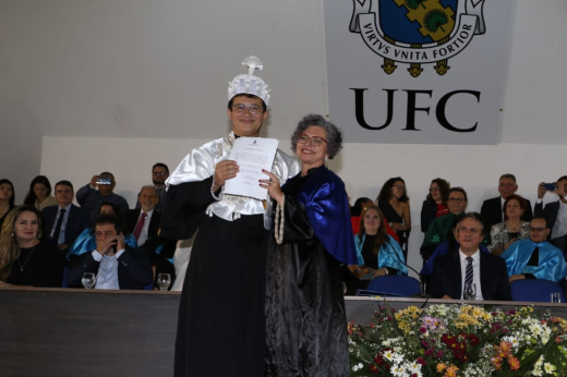 Imagem: Após empossado, o reitor Custódio Almeida deu posse à vice-reitora, Profª Diana Azevedo (Foto: Arlindo Barreto/UFC)