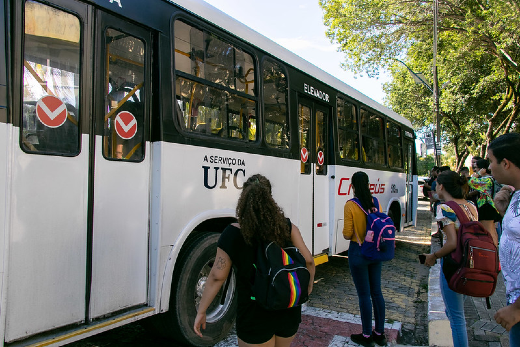 Imagem: O serviço de transporte intercampi auxilia o deslocamento e incentiva a permanência dos estudantes na Universidade (Foto: Viktor Braga/UFC)