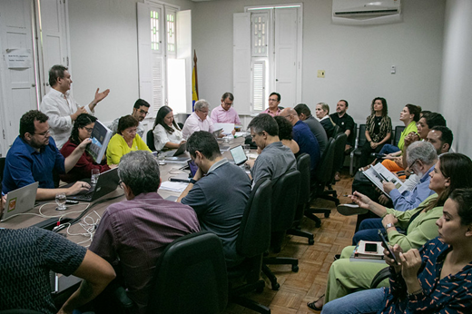 "Imagem: Prof. João Guilherme apresentando o relatório para a gestão. (Ribamar Neto)"