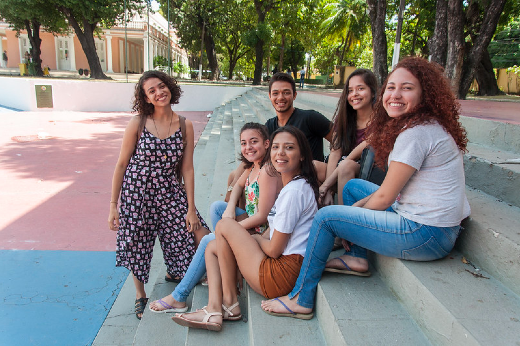 Imagem: Estudantes da UFC sentados nos degraus da Concha Acústica