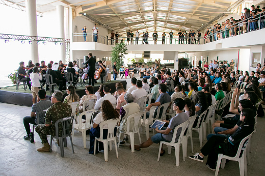 Imagem: pátio do campus com plateia e palco