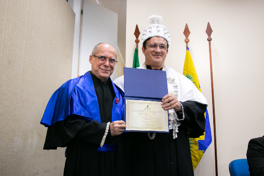 Imagem: reitor Custódio Almeida entrega título de professor emérito a Jesualdo Farias