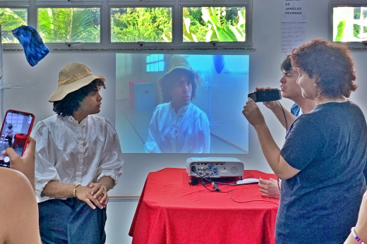 Imagem: estudantes encenam peça 