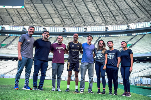 Imagen: Integrantes da equipe desenvolvedora do ATLETEC fizeram testes com o atleta Lúcio Bala na Arena Castelão (Foto: divulgação)