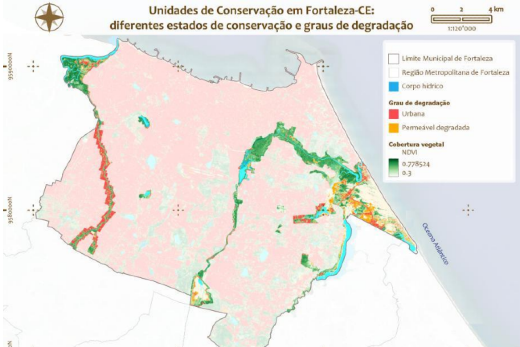 Imagem: A imagem é um mapa das Unidades de Conservação em Fortaleza, Ceará, que destaca diferentes estados de conservação e graus de degradação. O mapa está colorido, com a legenda indicando áreas urbanas, áreas permeáveis degradadas e coberturas vegetais com níveis de densidade (NDVI). As áreas em verde indicam locais com maior cobertura vegetal, enquanto áreas em vermelho mostram locais urbanos ou degradados. O limite municipal de Fortaleza e a região metropolitana estão demarcados, assim como corpos hídricos e a linha costeira do Oceano Atlântico ao leste.