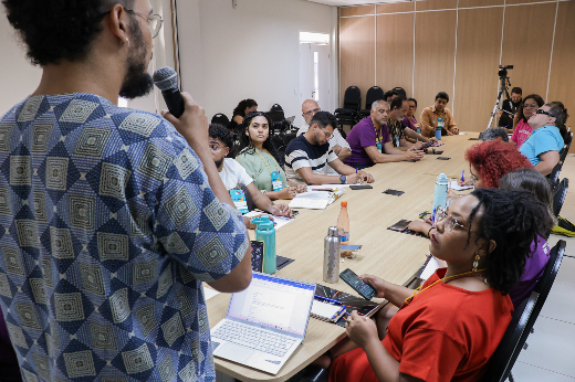 Imagem: Foto mostra participantes do evento em torno de uma mesa, reunidos em grupo de trabalho (Foto: Ribamar Neto/UFC Informa)