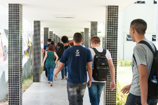 Imagem: estudantes caminhando em corredor no Campus de Quixadá