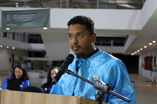 Imagem: O Prof. Francisco Diones lembrou a formação não apenas técnica, mas também humana, ofertada na Universidade (Foto: Viktor Braga/UFC)